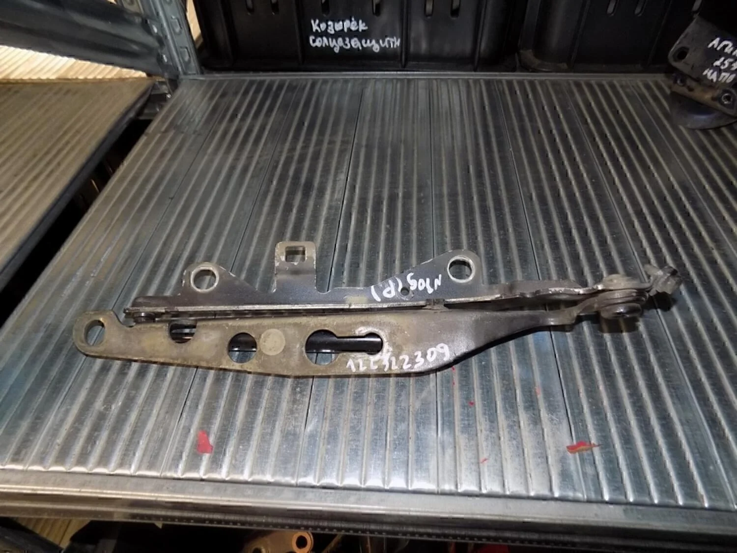 Петля капота правая S60 2000-2009