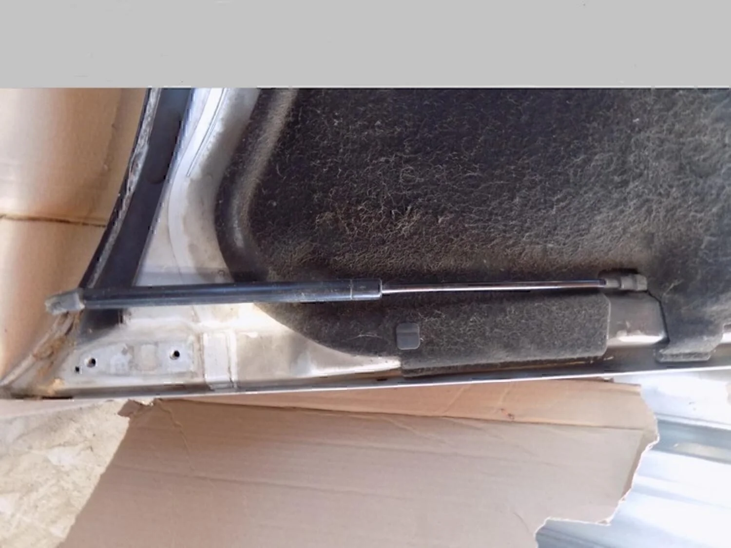 Амортизатор капота A3 (8L1) 1996-2003