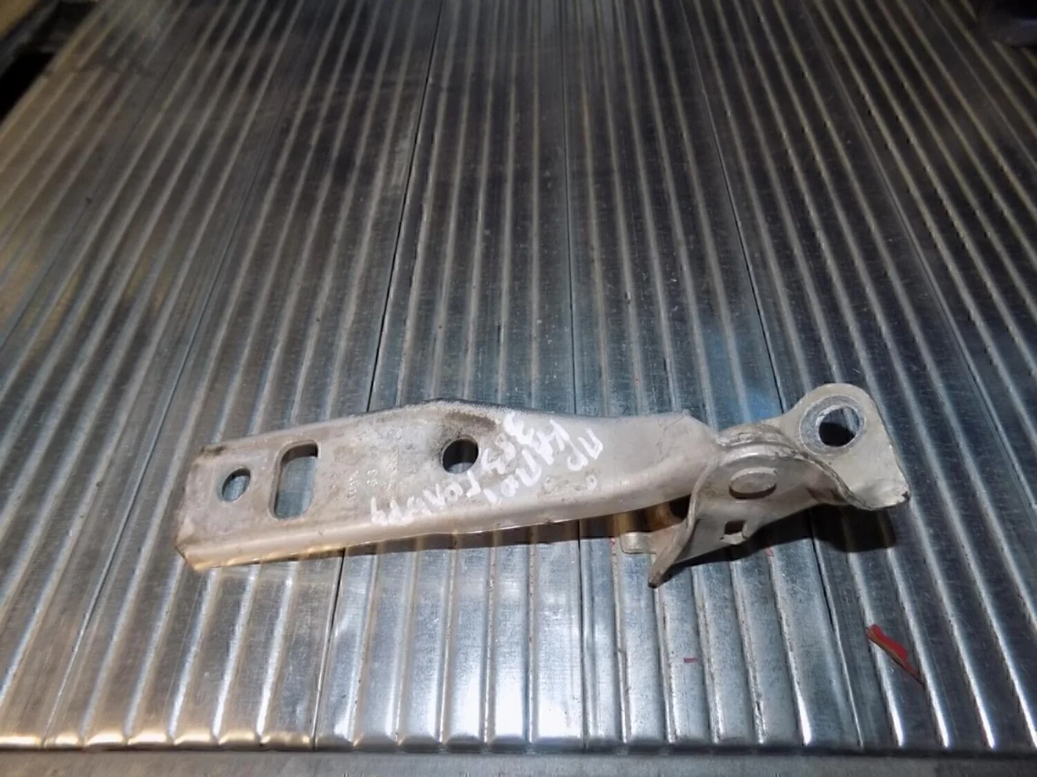 Петля капота левая Golf IV/Bora 1997-2005