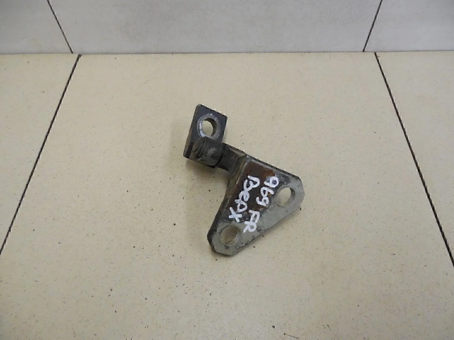 Петля двери передней правой верхняя Passat [B6] 2005-2010