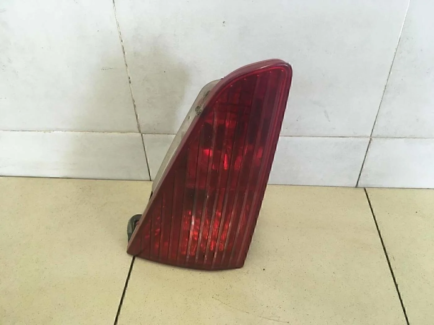 Фонарь задний внутренний левый 607 2000-2010