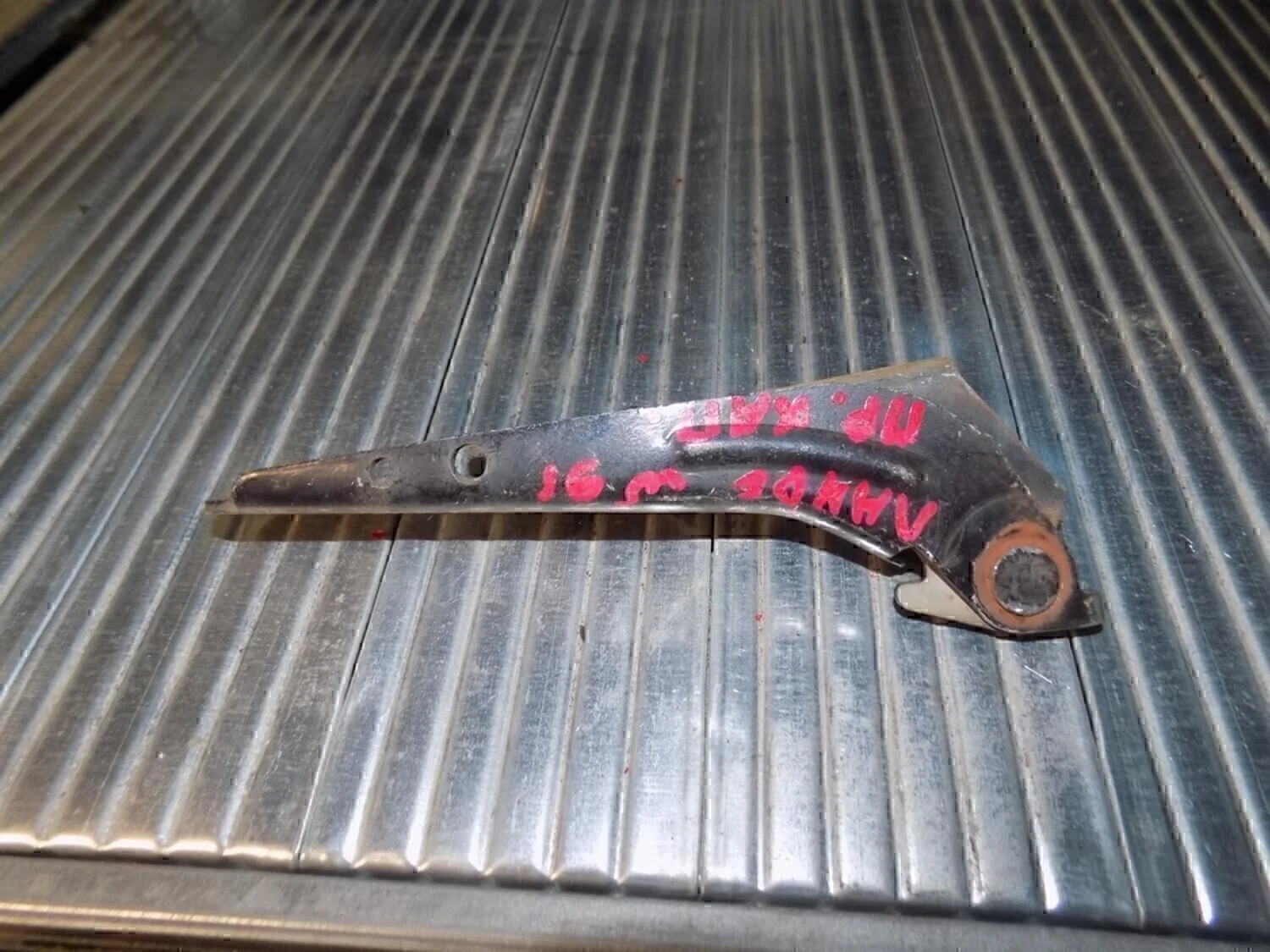 Петля капота правая Lanos 2004-2010