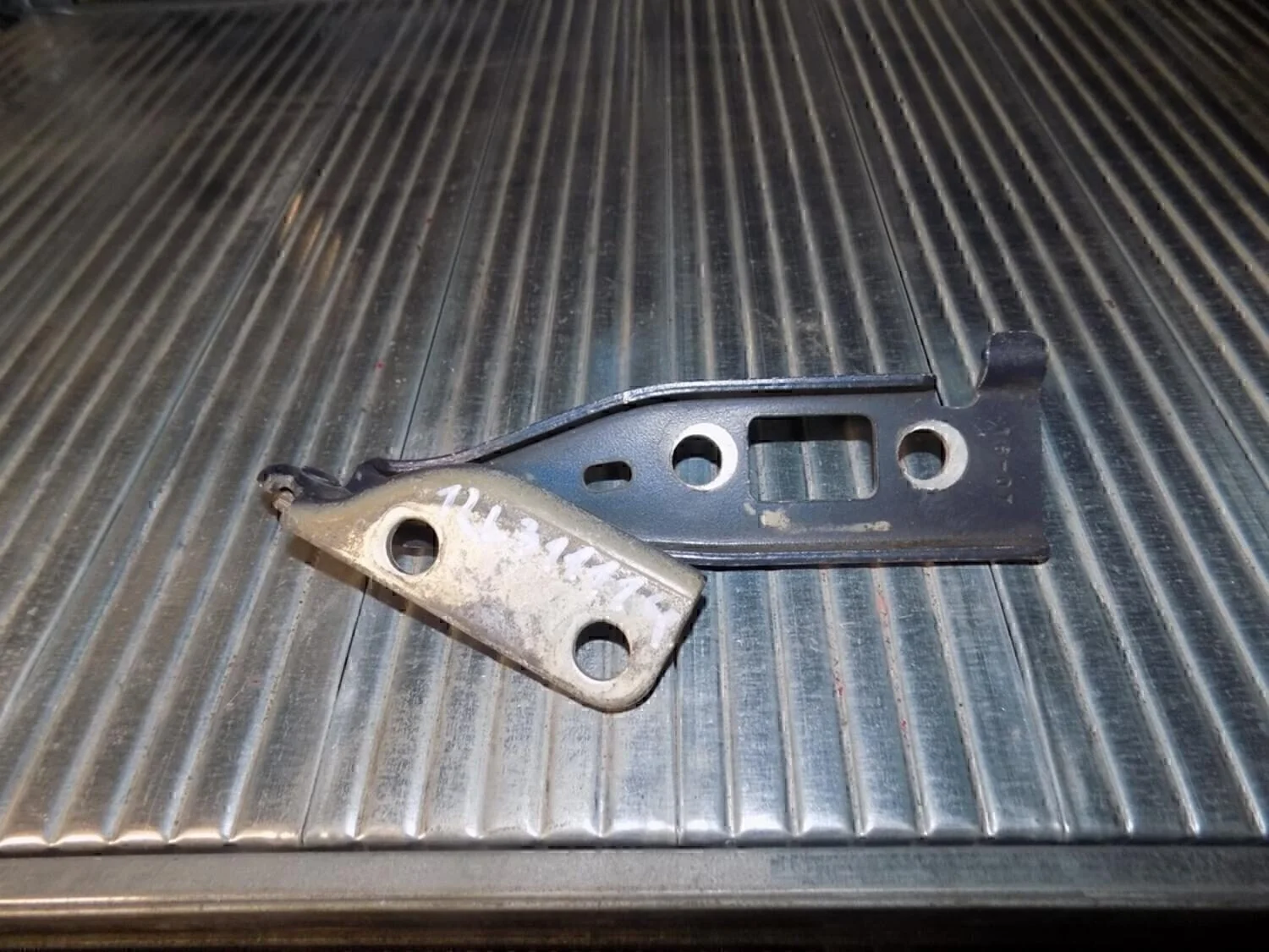 Петля капота левая Fusion 2002-2012