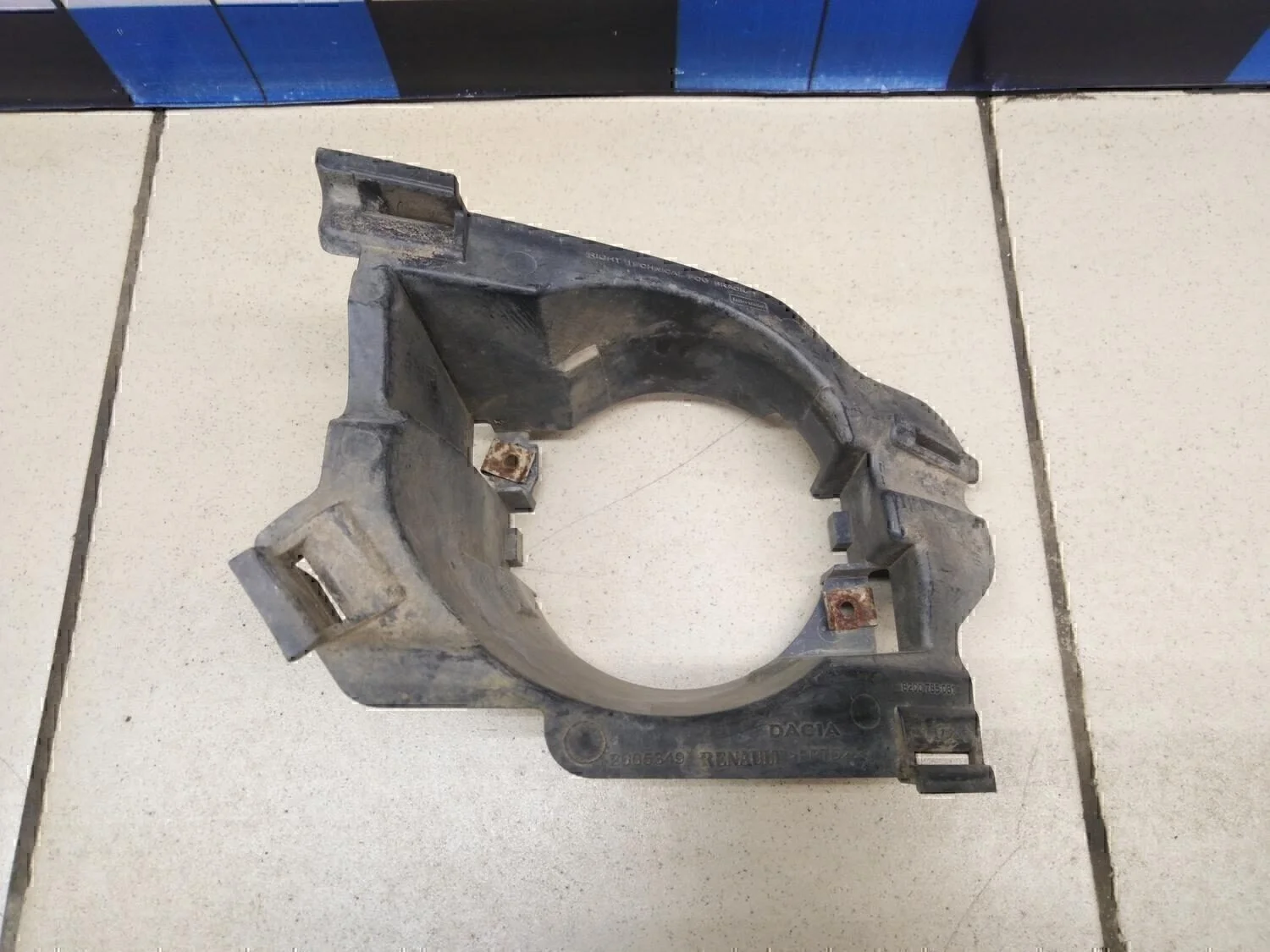 Кронштейн фары противотуманной правой Clio/Symbol 1998-2008