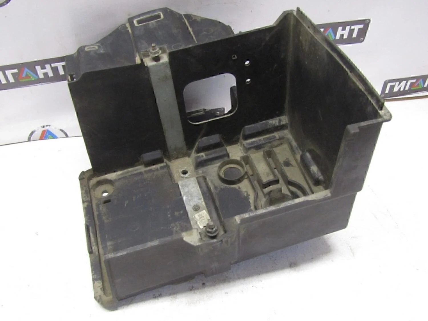 Крепление АКБ (корпус/подставка) Focus II 2005-2008