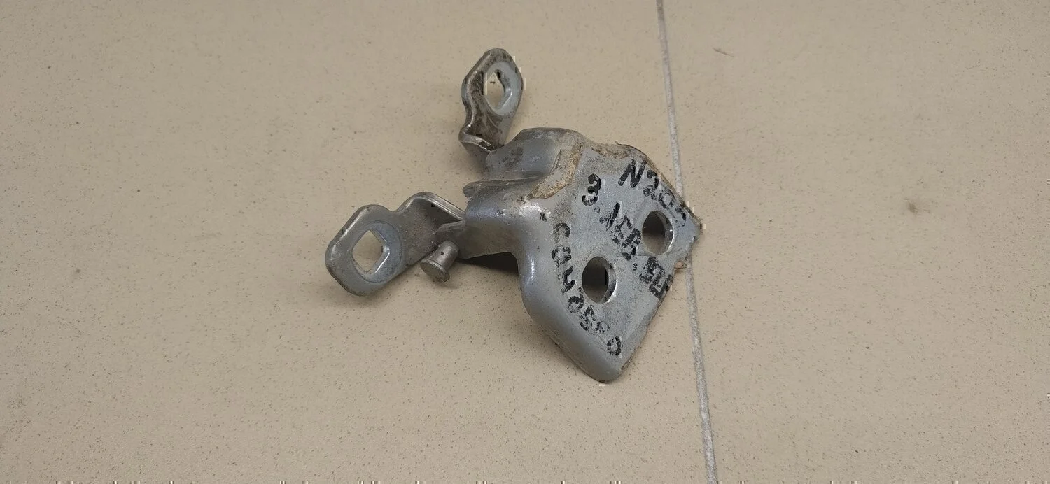 Петля двери Duster 2012>