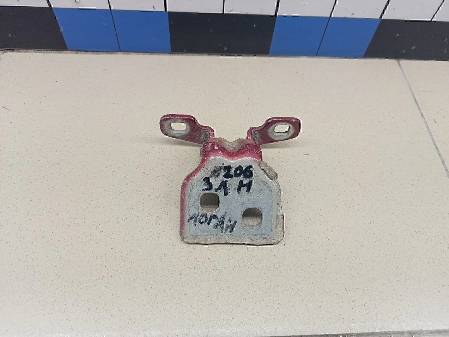 Петля двери Duster 2012>