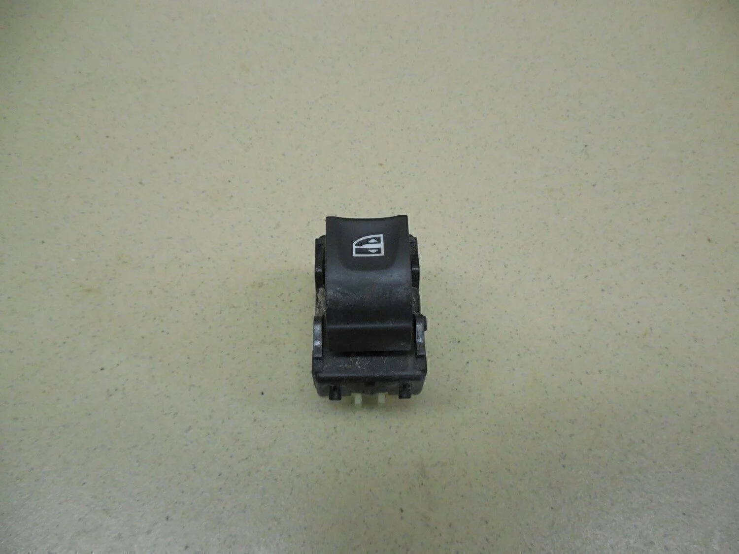 Кнопка стеклоподъемника Duster 2012>