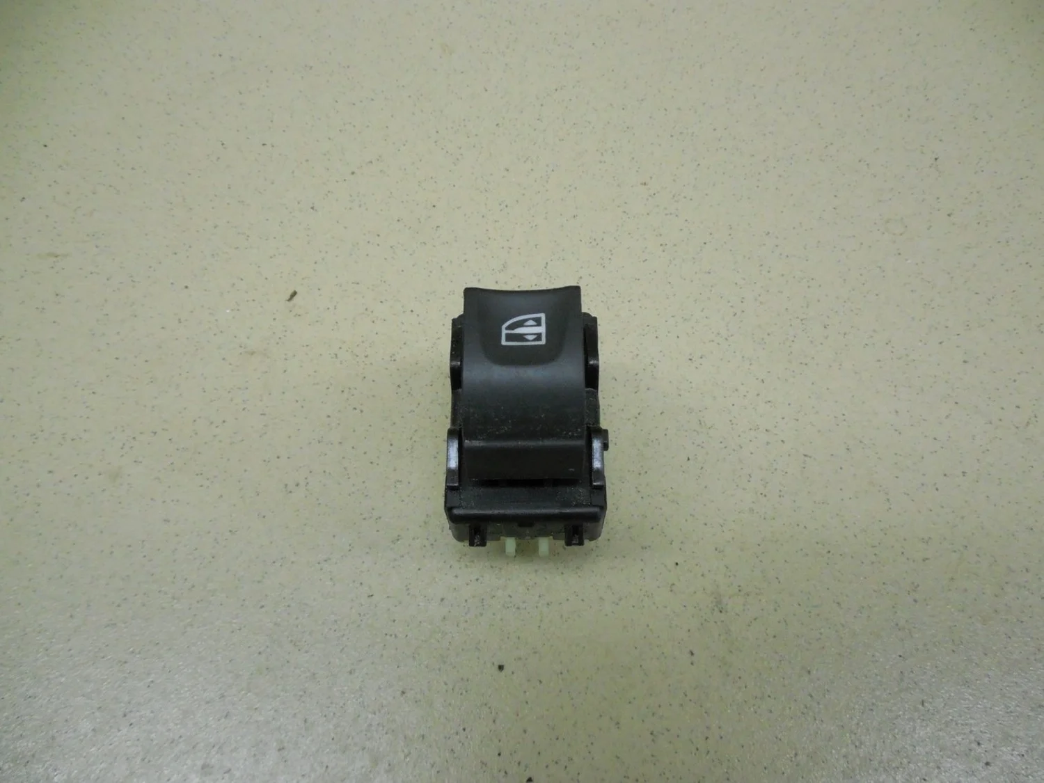 Кнопка стеклоподъемника Duster 2012>