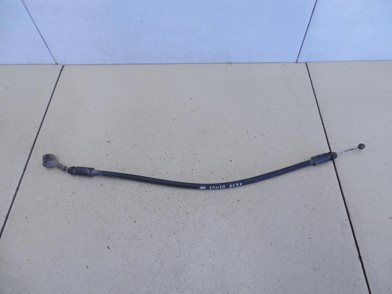 Трос открывания капота Solaris 2010-2017