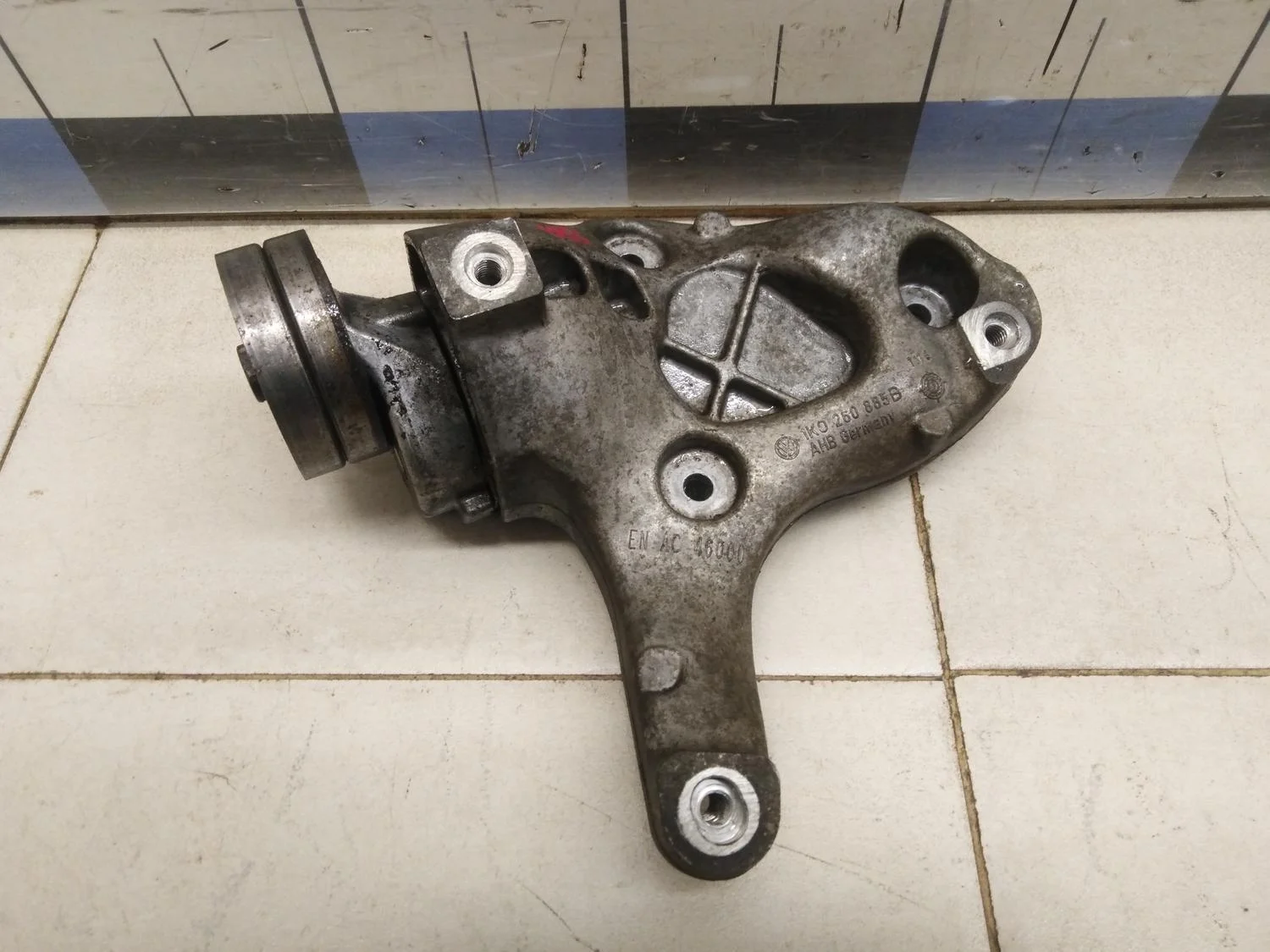 Кронштейн кондиционера Passat [B6] 2005-2010