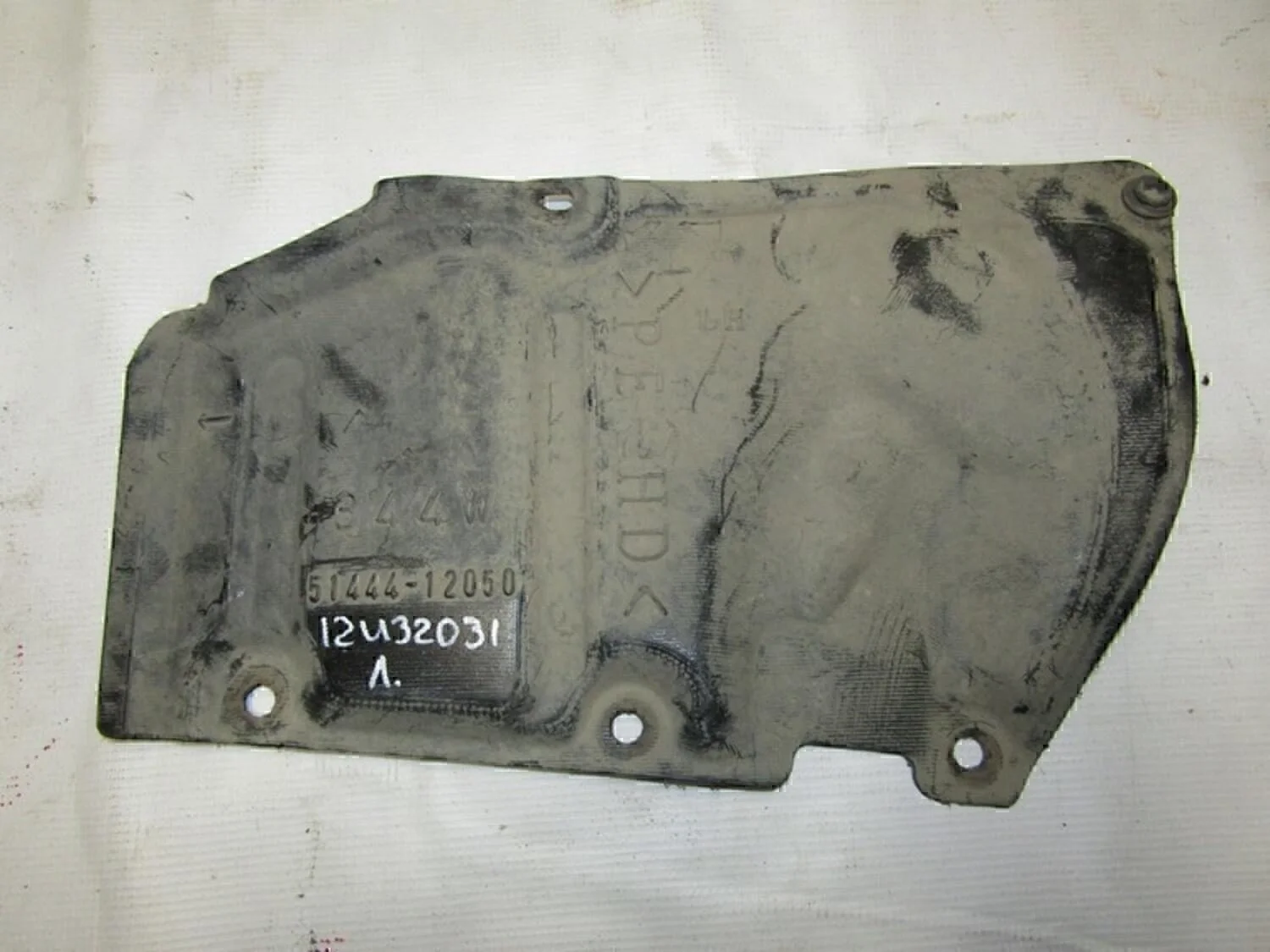 Пыльник двигателя нижний левый Corolla E15 2006-2013