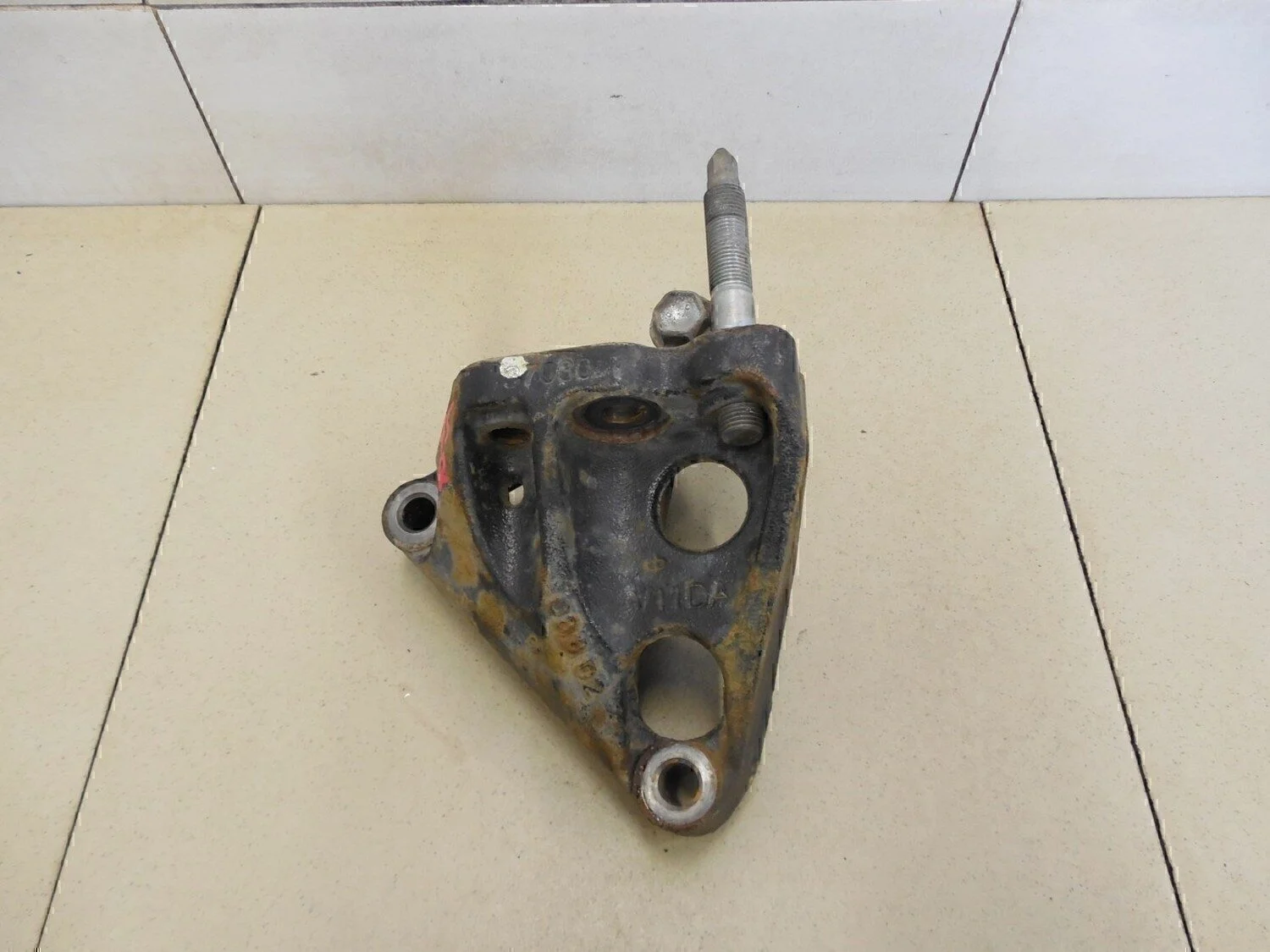 Кронштейн двигателя правый Corolla E15 2006-2013