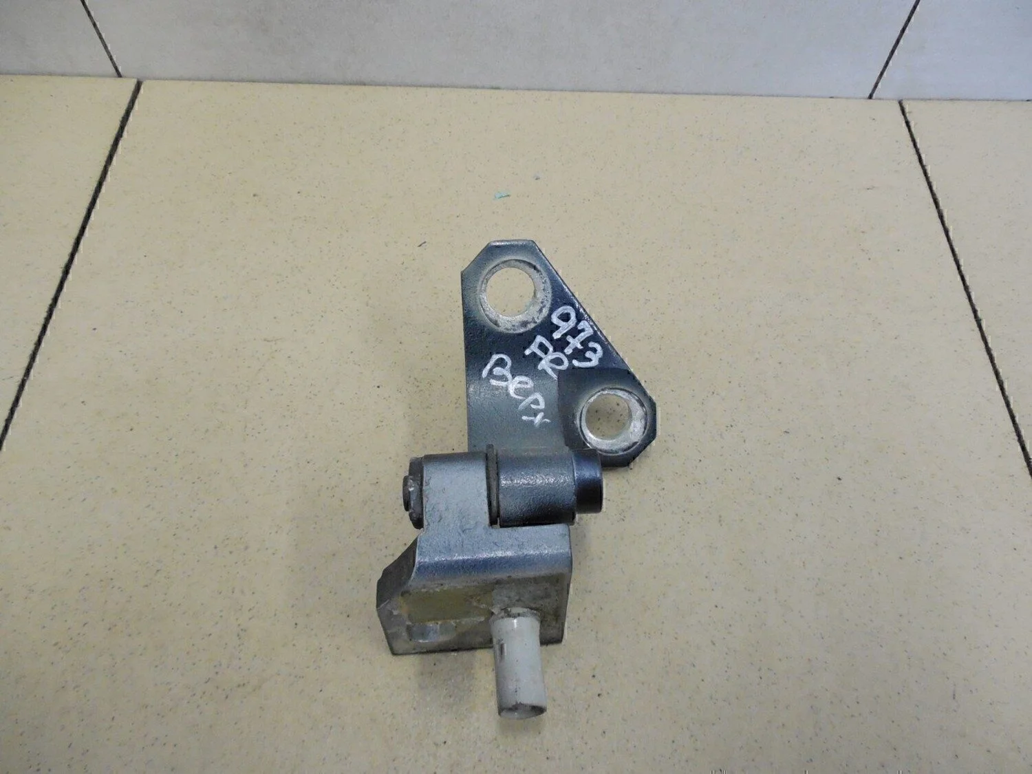 Петля двери передней правой верхняя Golf V 2003-2009