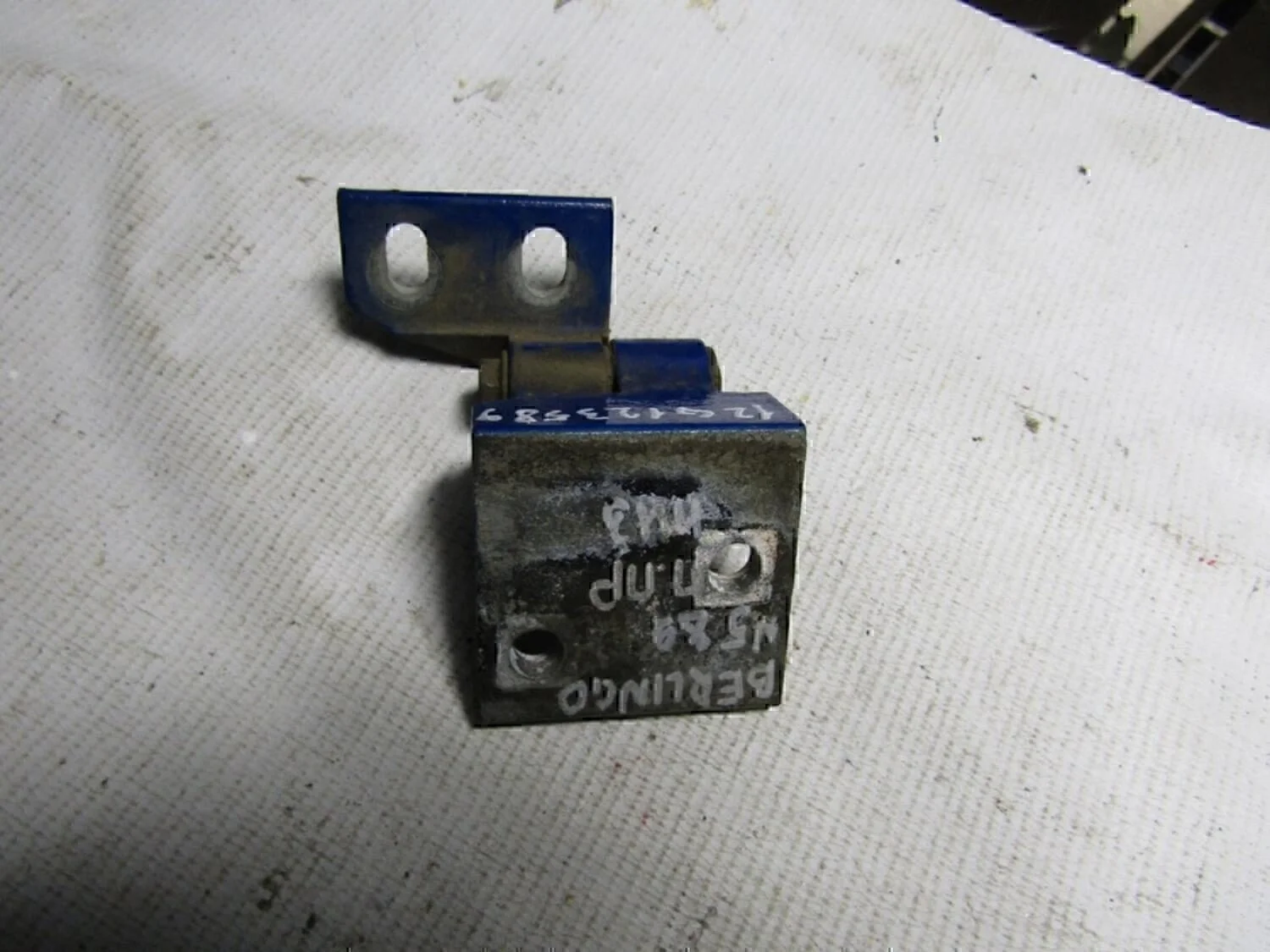 Петля двери передней правой нижняя Berlingo 1996-2002