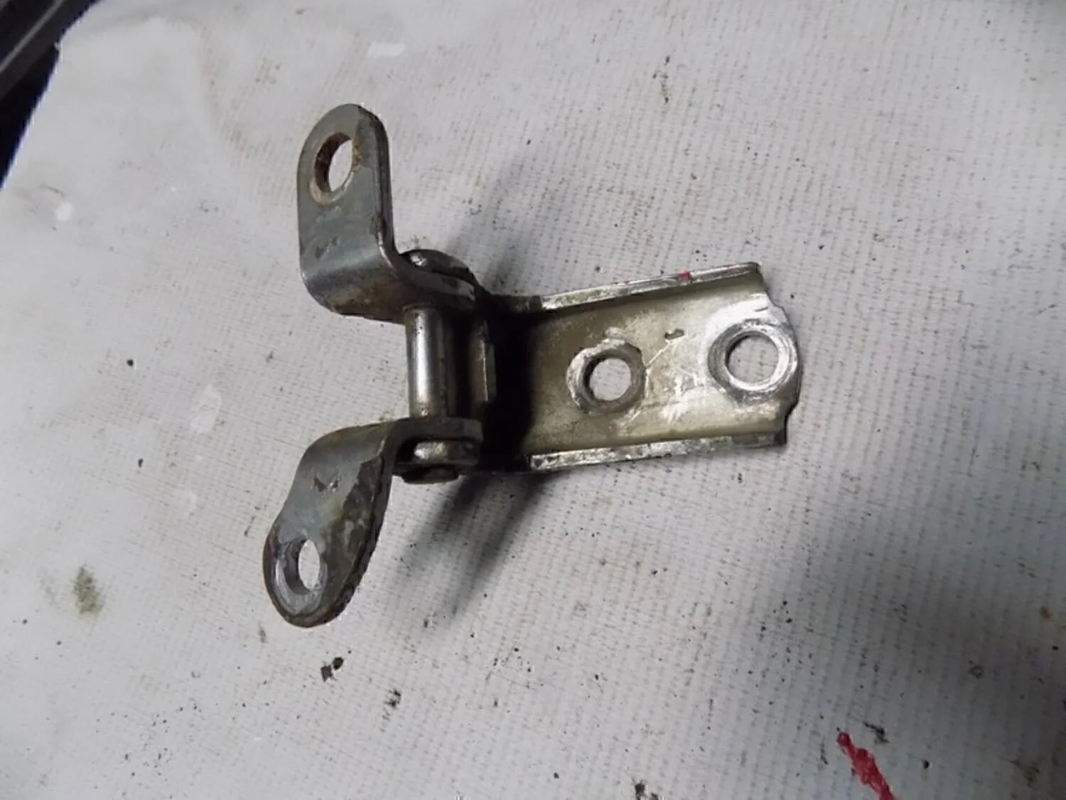 Петля двери задней правой нижняя Avensis II 2003-2008