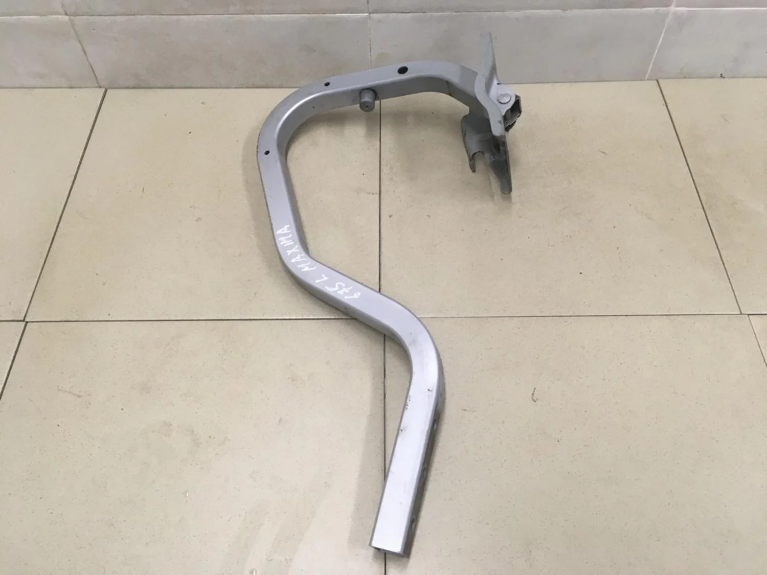 Петля крышки багажника Maxima (A33) 2000-2005