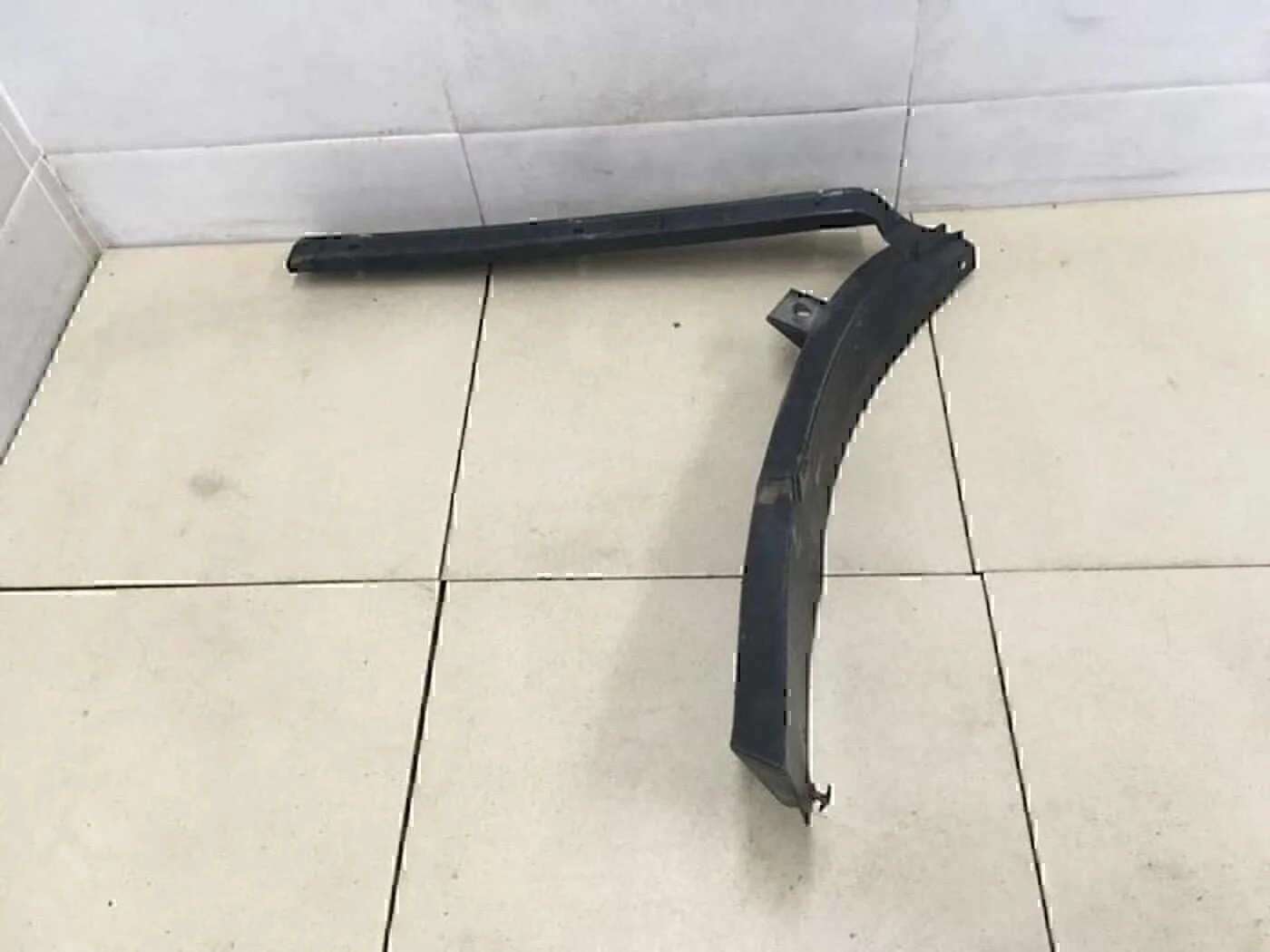 Направляющая заднего бампера левая Passat [B5] 1996-2000