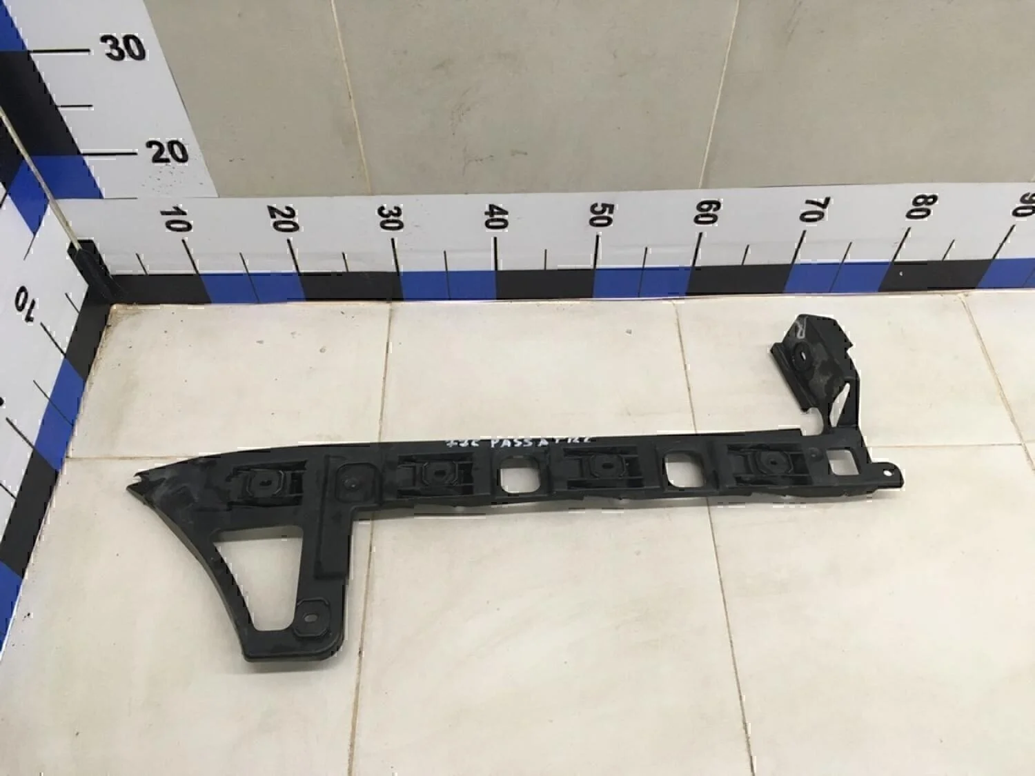 Направляющая заднего бампера правая Passat [B6] 2005-2010