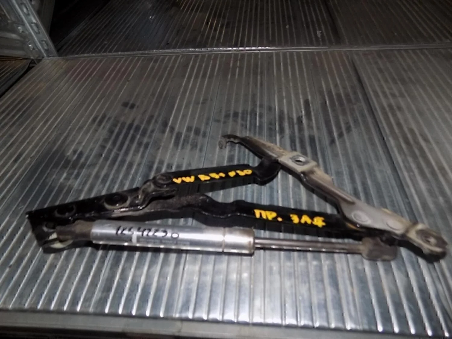 Петля крышки багажника A4 [B5] 1994-2000