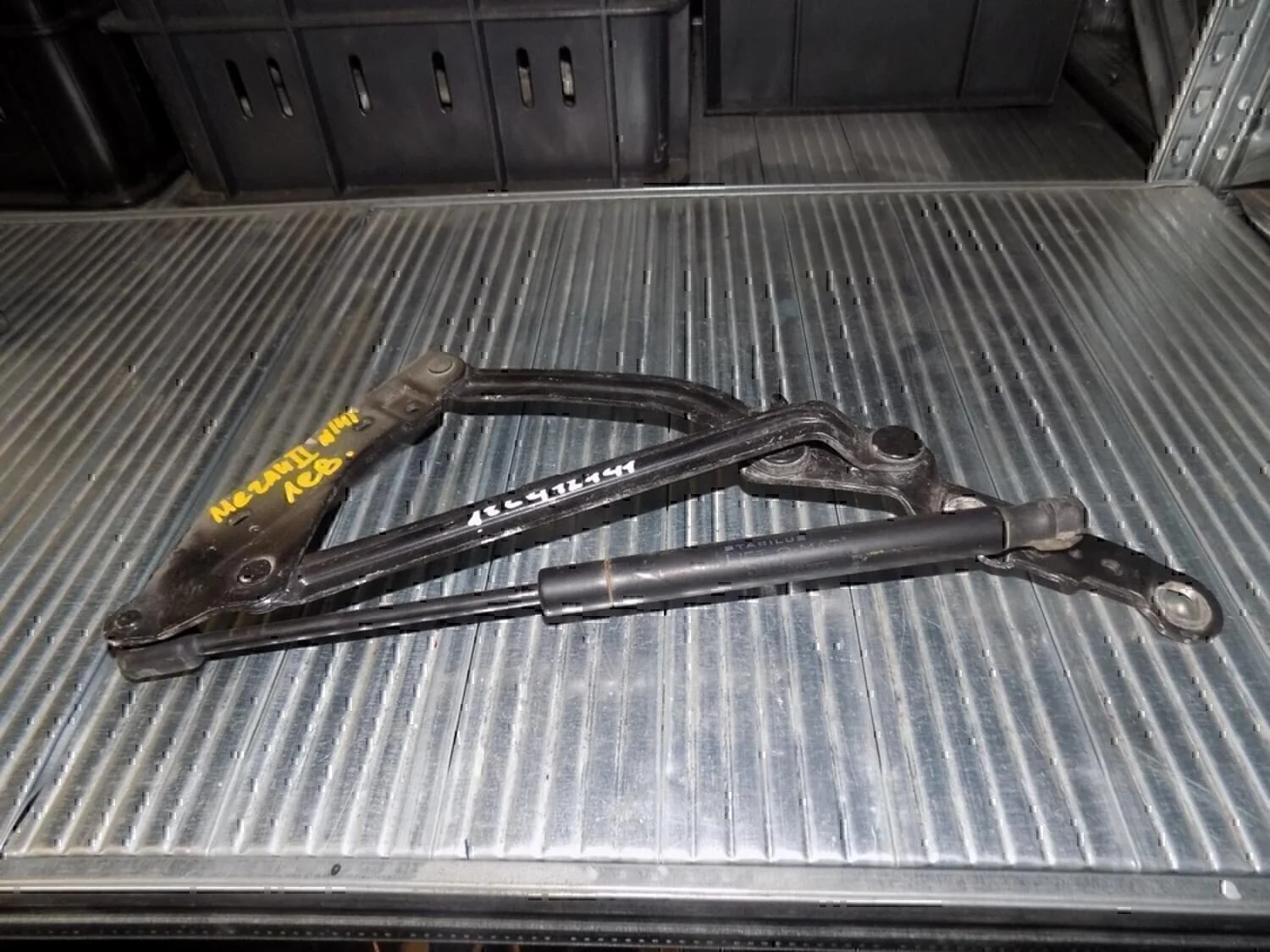 Петля крышки багажника Megane II 2002-2009