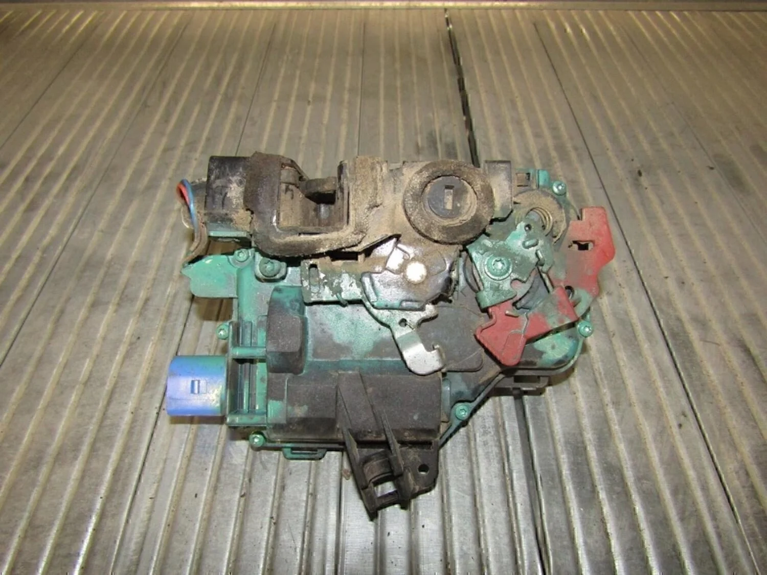 Замок двери задней левой Fabia 1999-2006