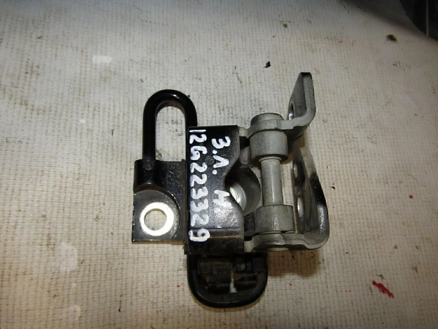 Петля двери задней левой нижняя Golf V 2003-2009