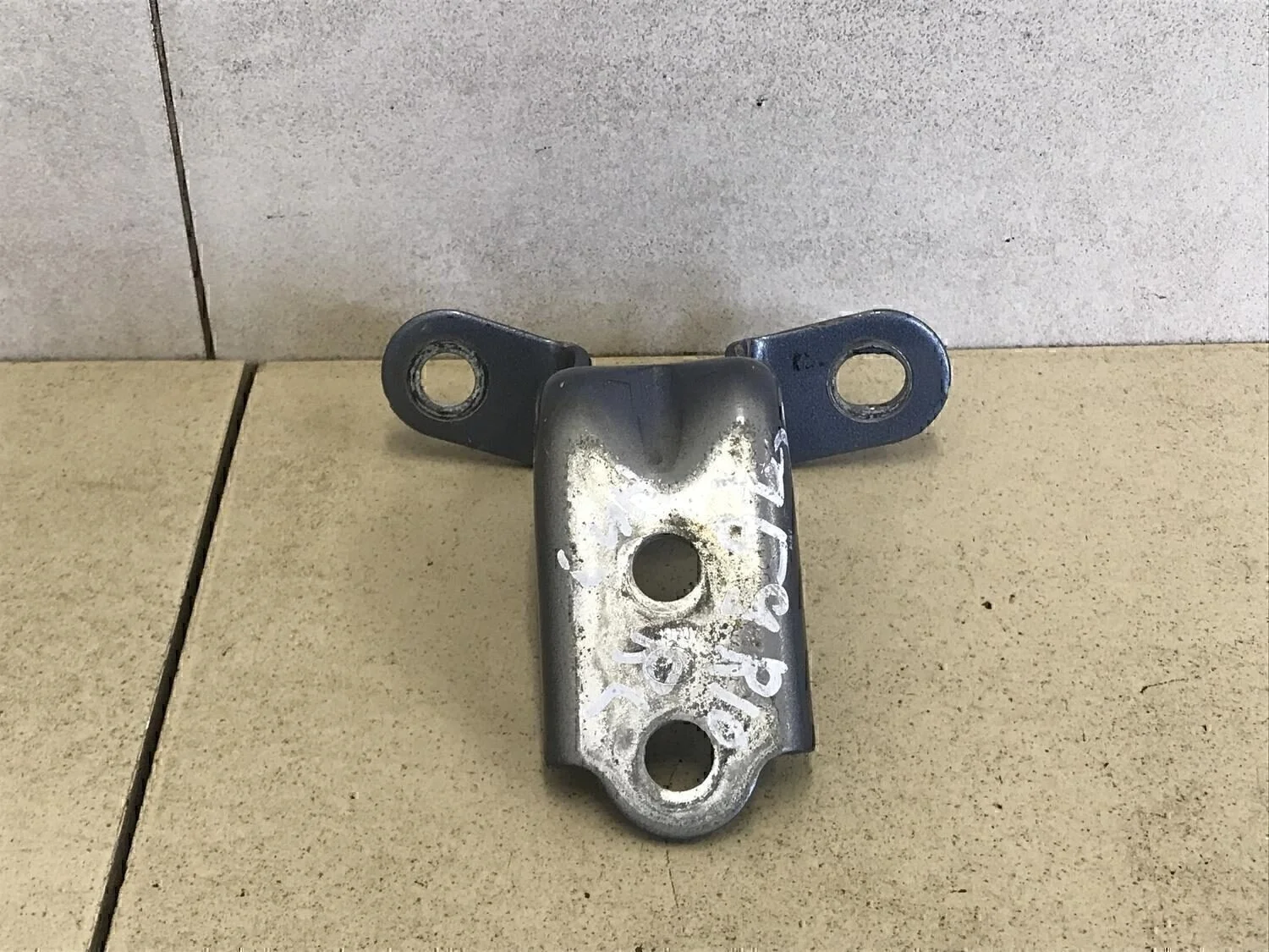 Петля двери задней левой нижняя Solaris 2010-2017