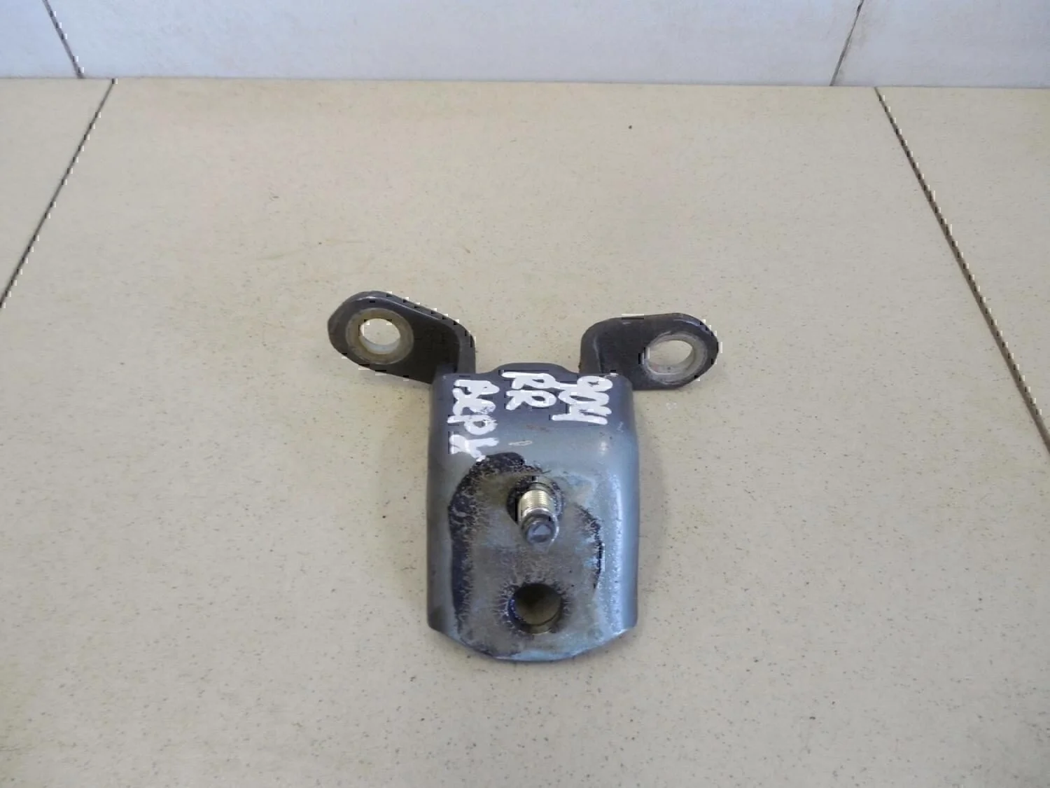 Петля двери задней правой верхняя Almera N16 2000-2006