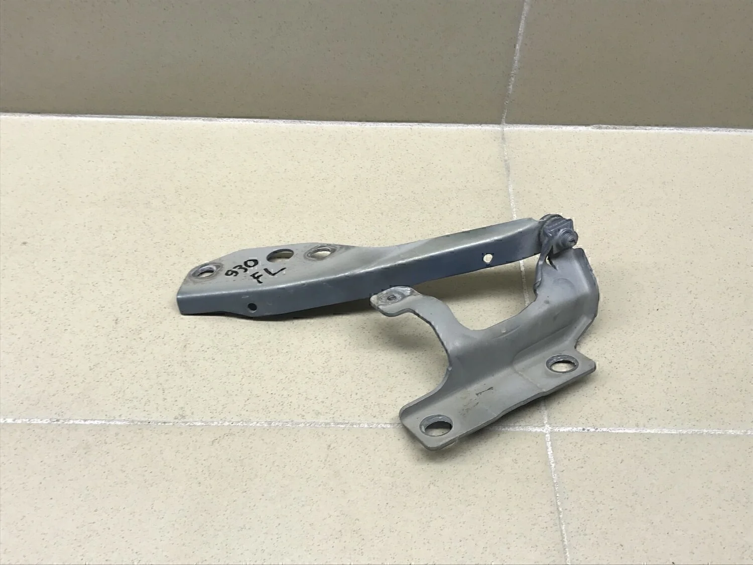 Петля капота левая V50 2004-2012