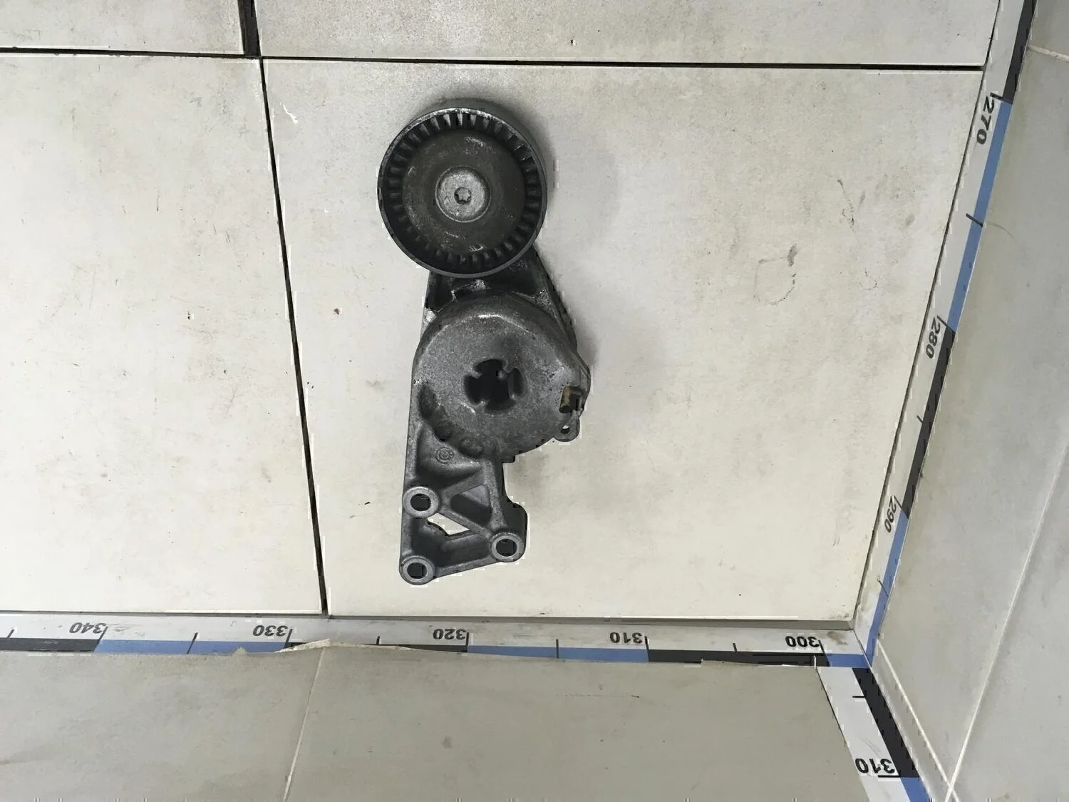 Ролик руч.ремня с кронштейном A3 (8L1) 1996-2003