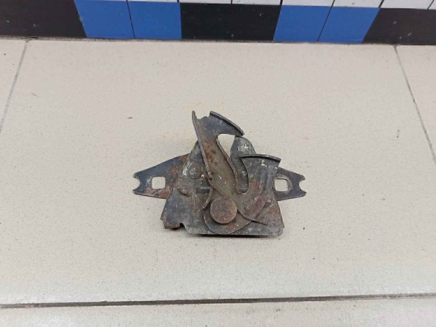 Замок капота Passat [B3] 1988-1993