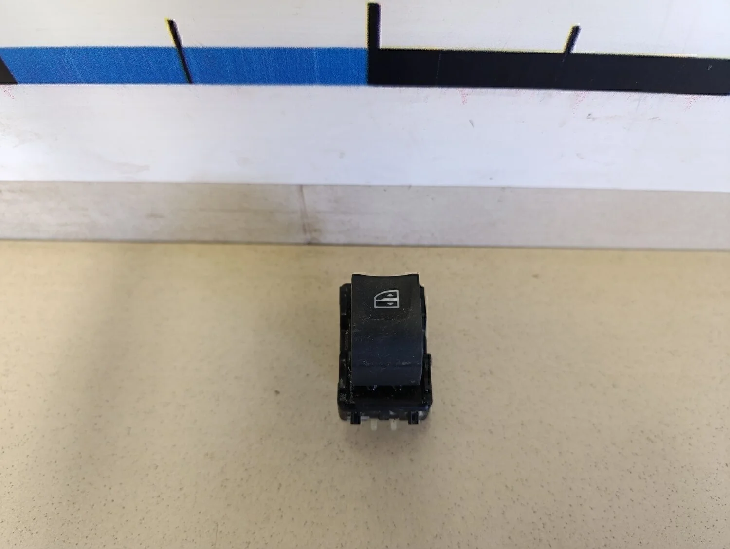 Кнопка стеклоподъемника Duster 2012>