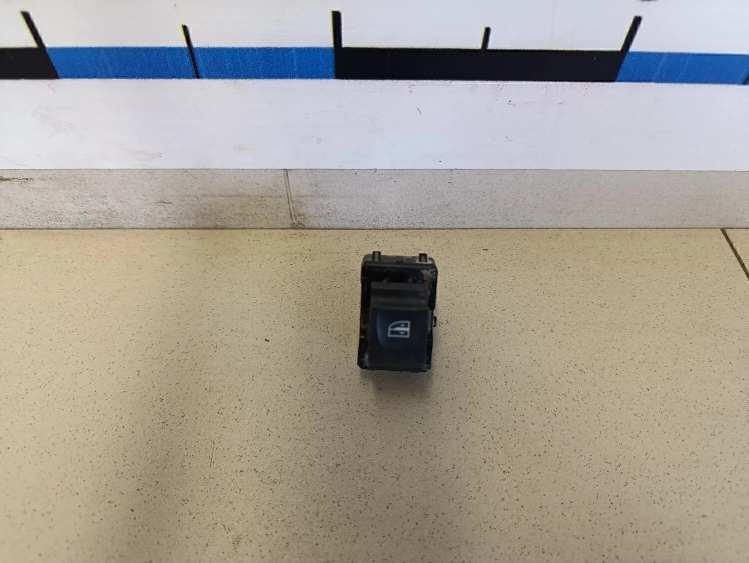 Кнопка стеклоподъемника Duster 2012>