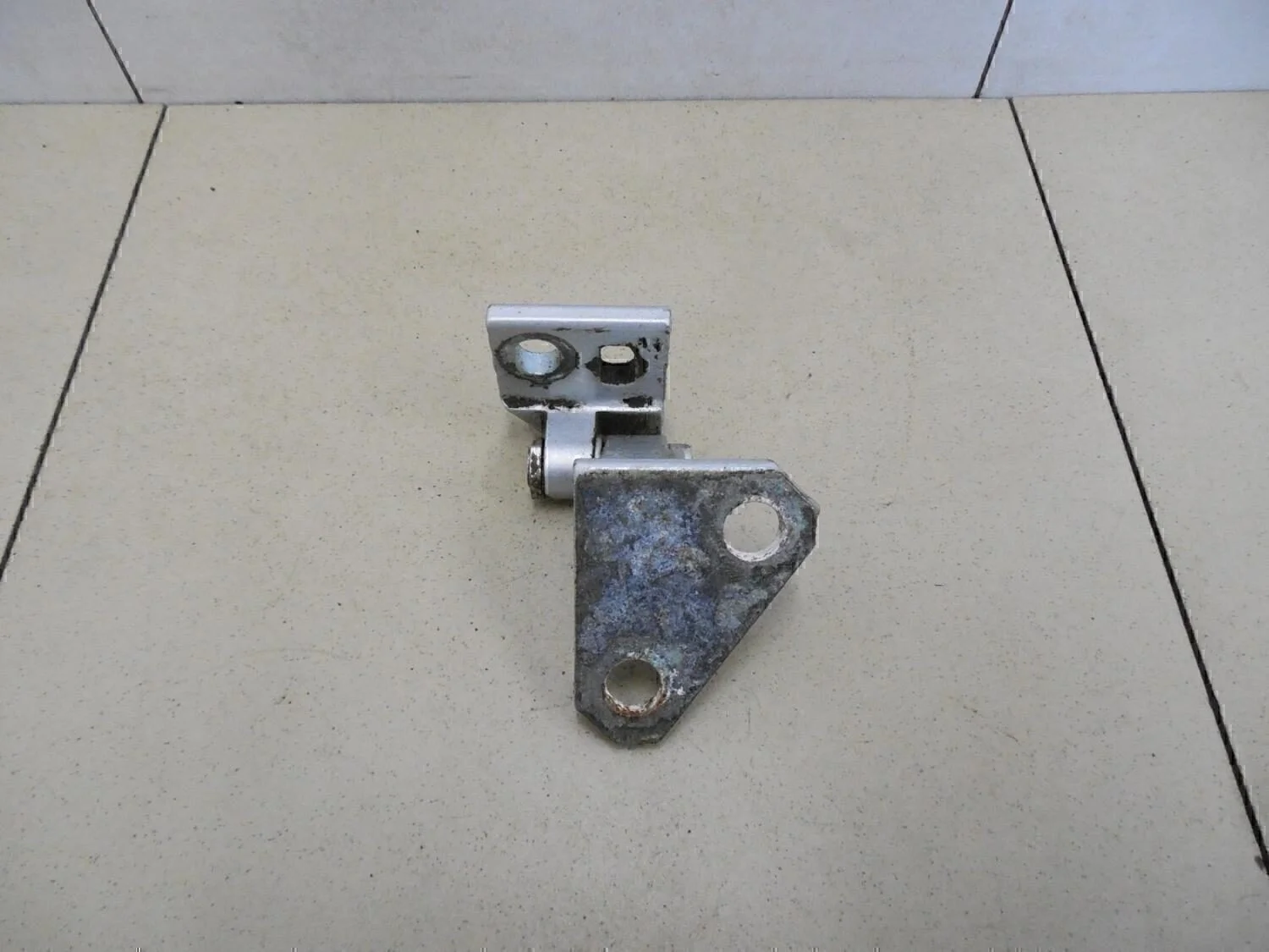 Петля двери передней правой верхняя Golf V 2003-2009