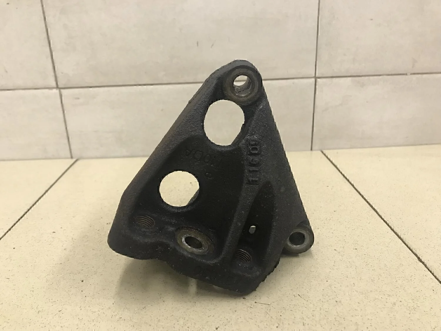 Кронштейн двигателя правый Corolla E15 2006-2013