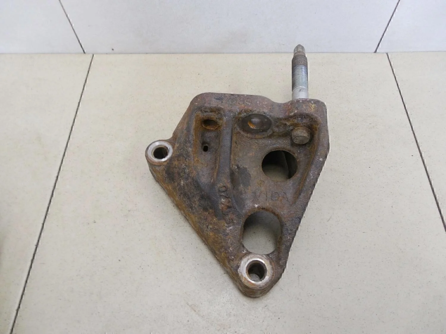 Кронштейн двигателя правый Corolla E15 2006-2013