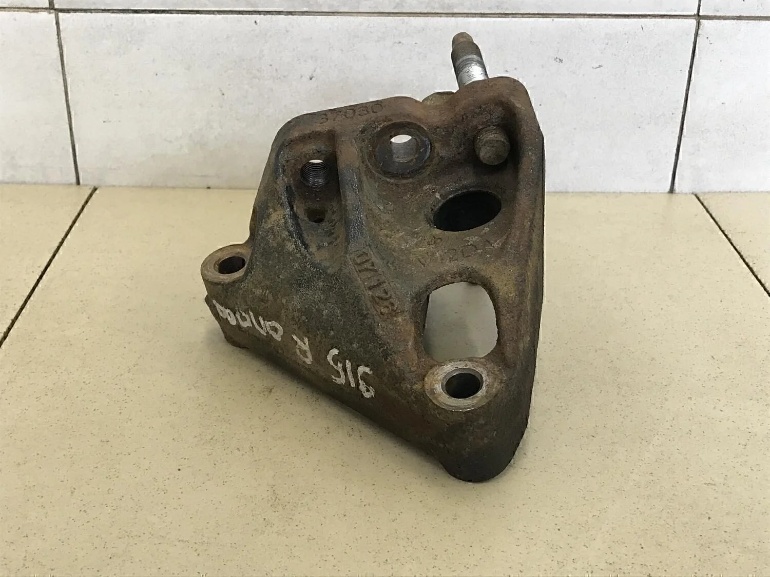 Кронштейн двигателя правый Corolla E15 2006-2013