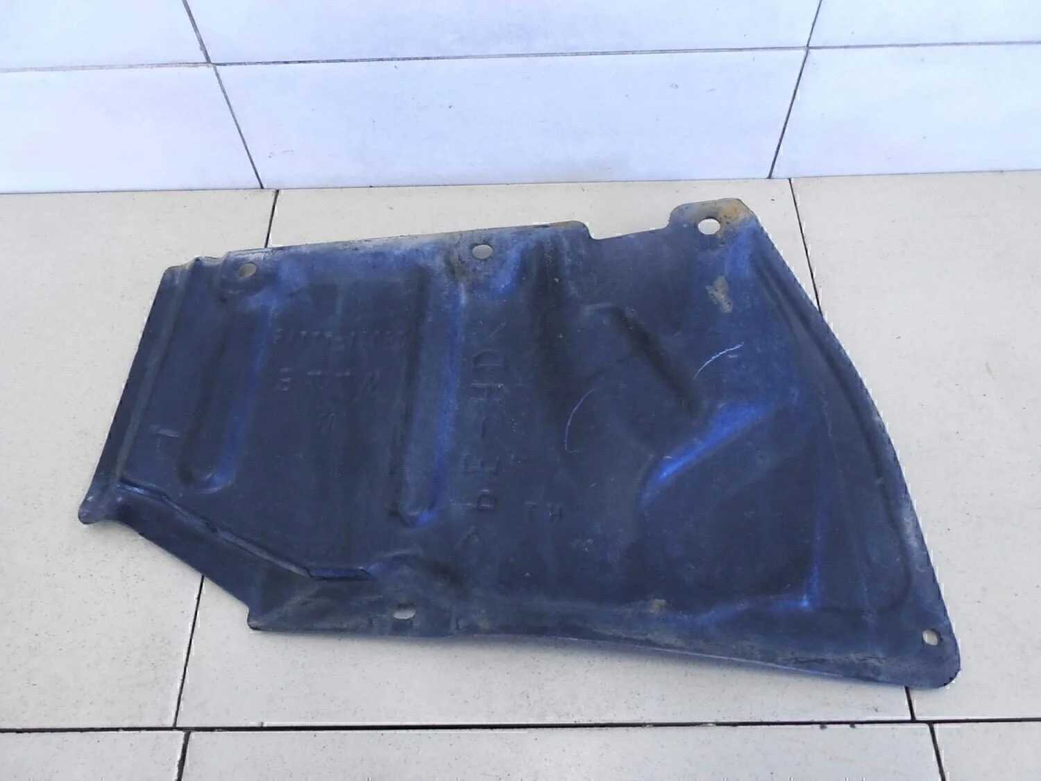 Пыльник двигателя нижний левый Corolla E15 2006-2013