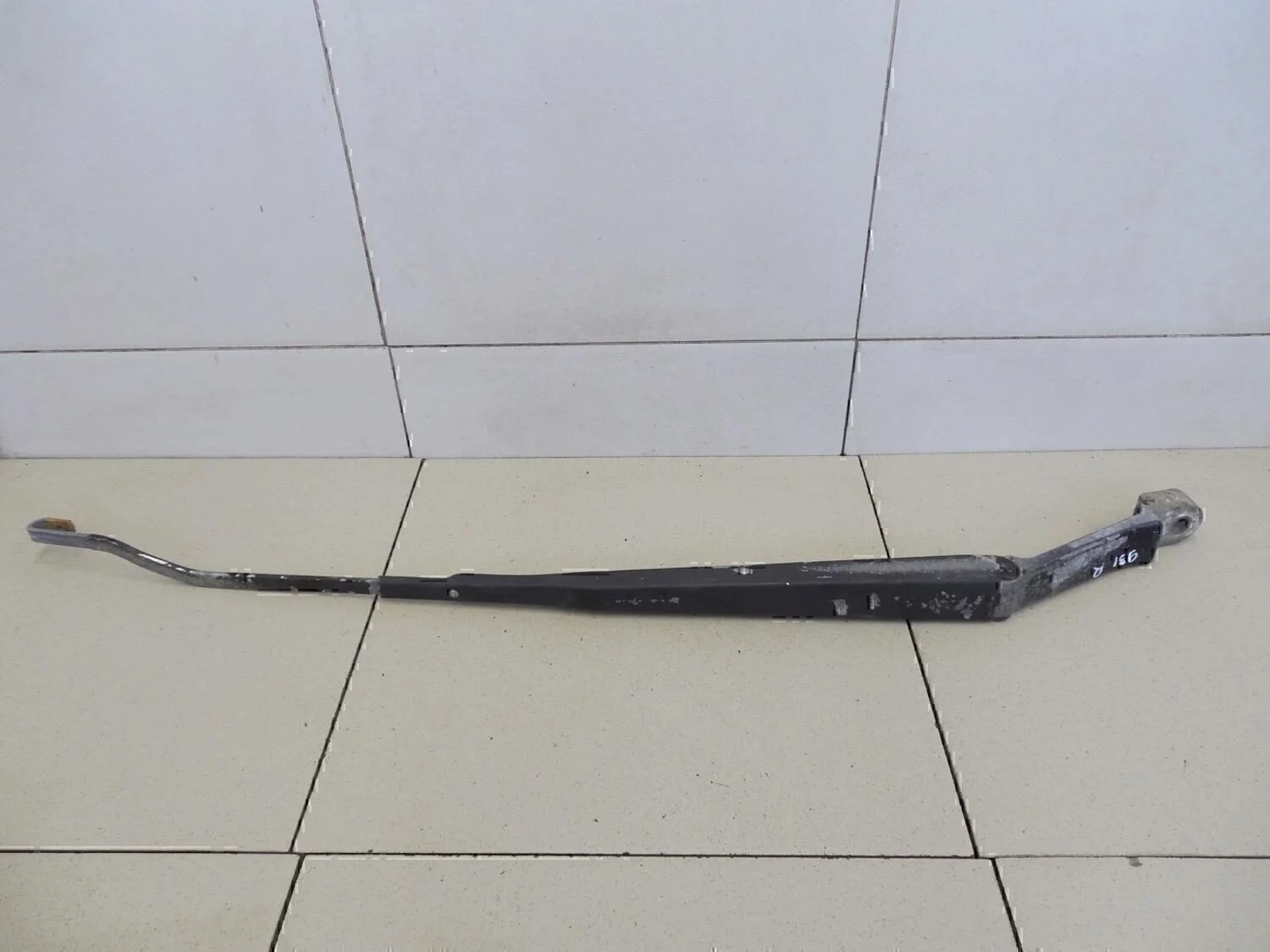 Поводок стеклоочистителя передний правый Matrix 2001-2010