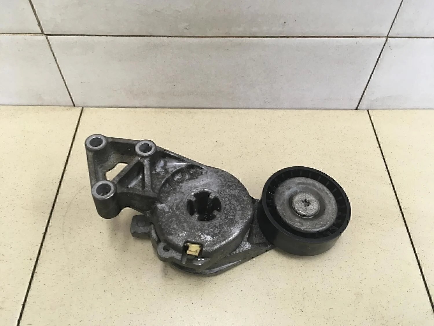 Ролик руч.ремня с кронштейном A3 (8L1) 1996-2003