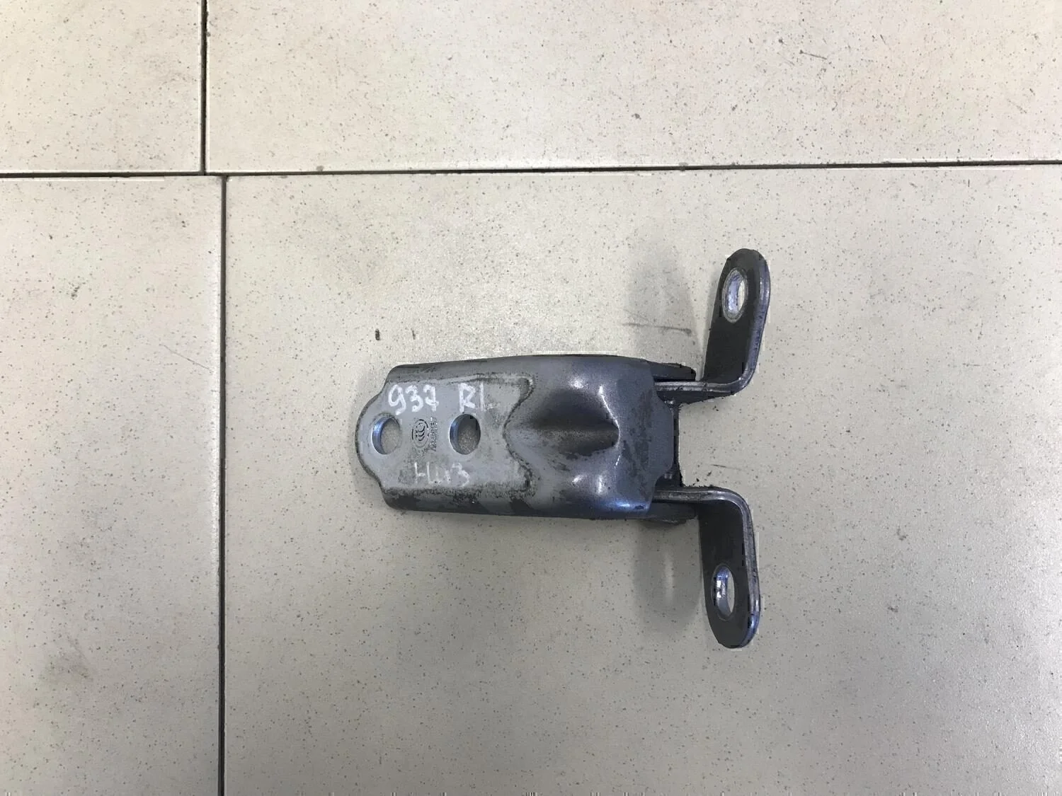 Петля двери задней левой нижняя Solaris 2010-2017