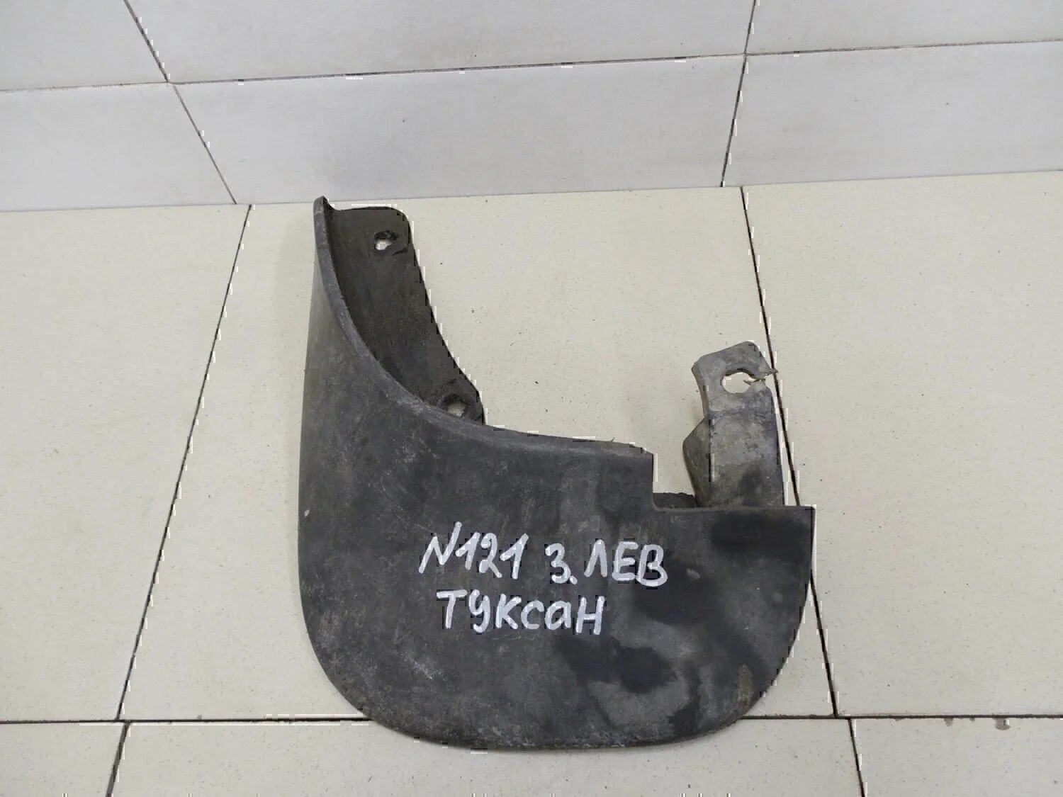 Брызговик передний левый Tucson 2004-2010