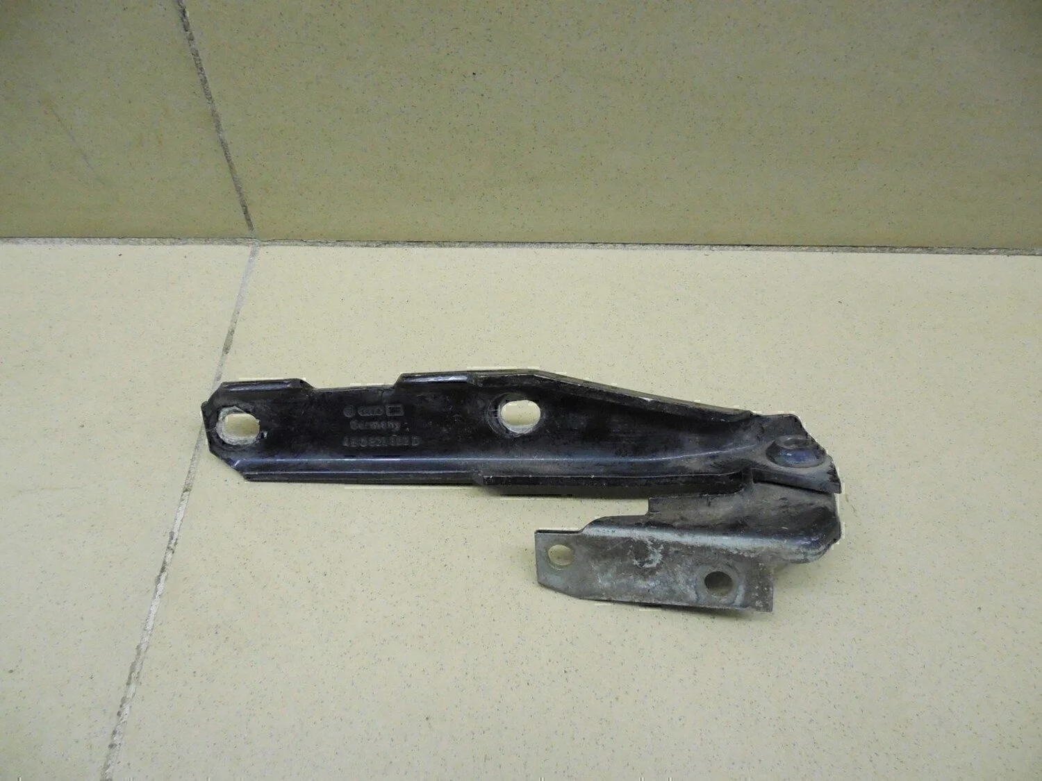 Петля капота правая A6 [C5] 1997-2004