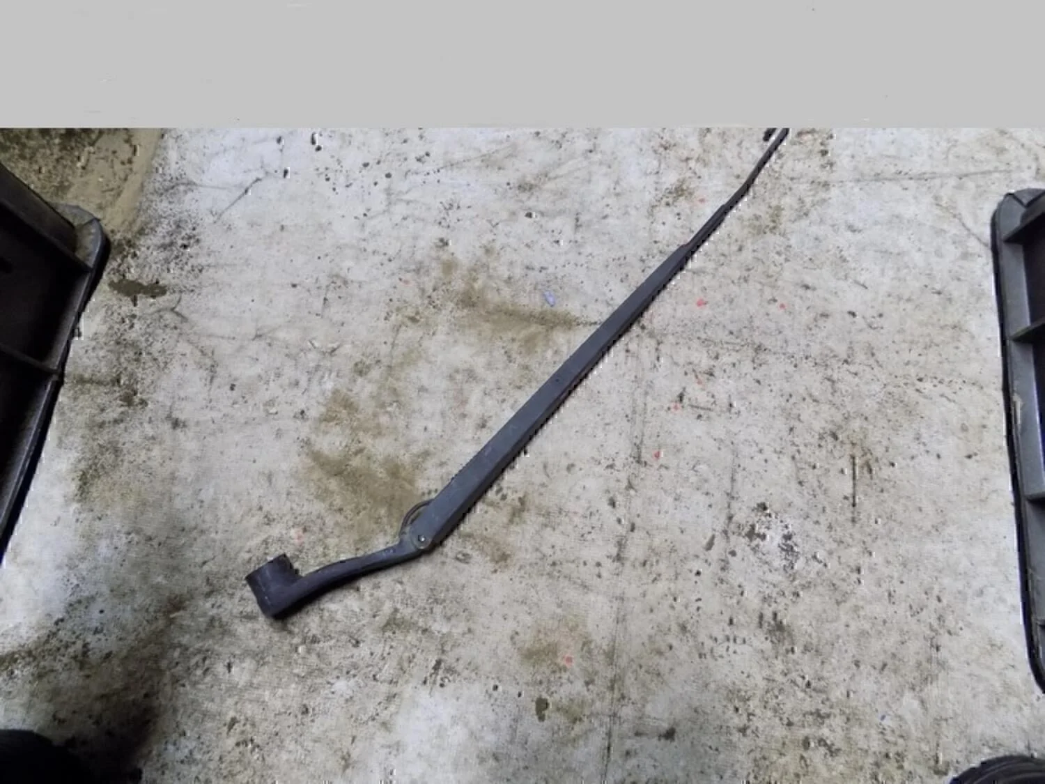 Поводок стеклоочистителя передний левый RIO 2005-2011