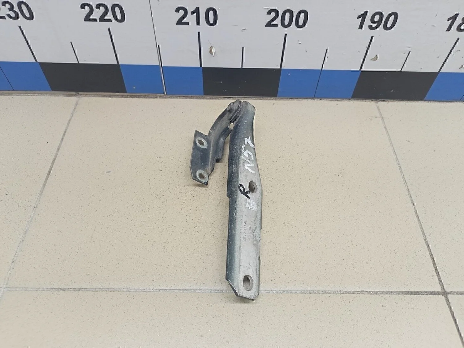 Петля капота правая A6 [C5] 1997-2004