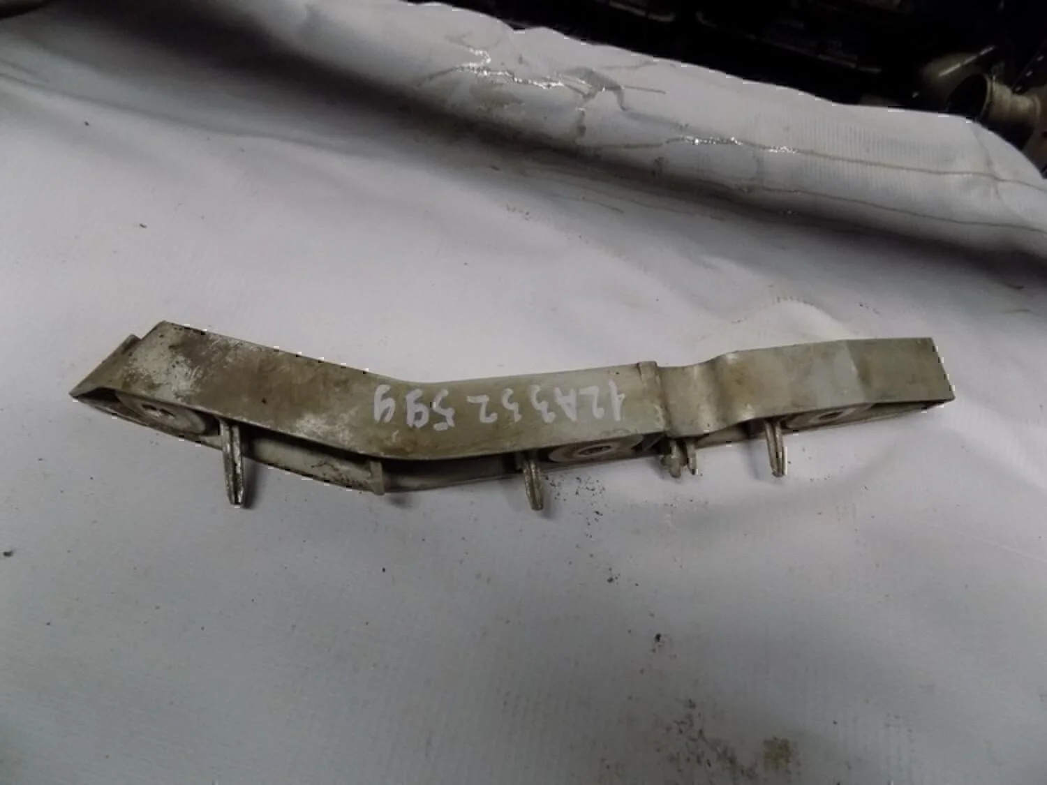 Направляющая переднего бампера правая Focus II 2005-2008