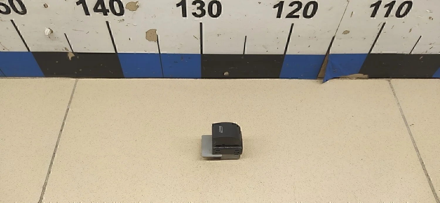 Кнопка стеклоподъемника A3 (8L1) 1996-2003