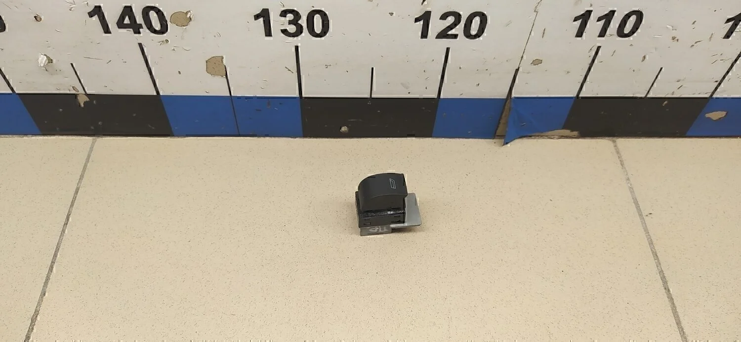 Кнопка стеклоподъемника A3 (8L1) 1996-2003