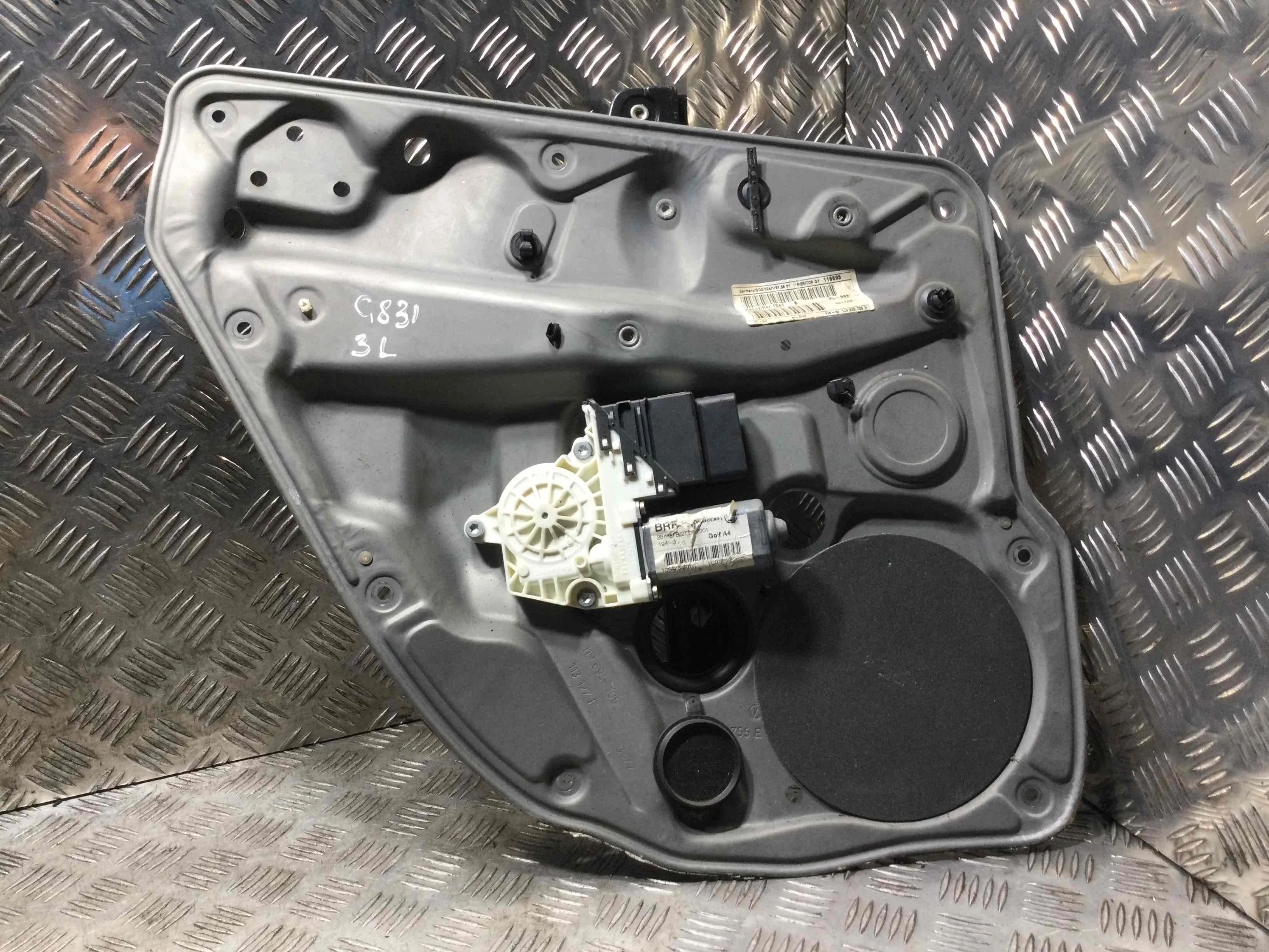 Стеклоподъемник электрический задний левый Volkswagen Golf 4 поколение (1997-2004) бензин 1.4 i Механика Х/б